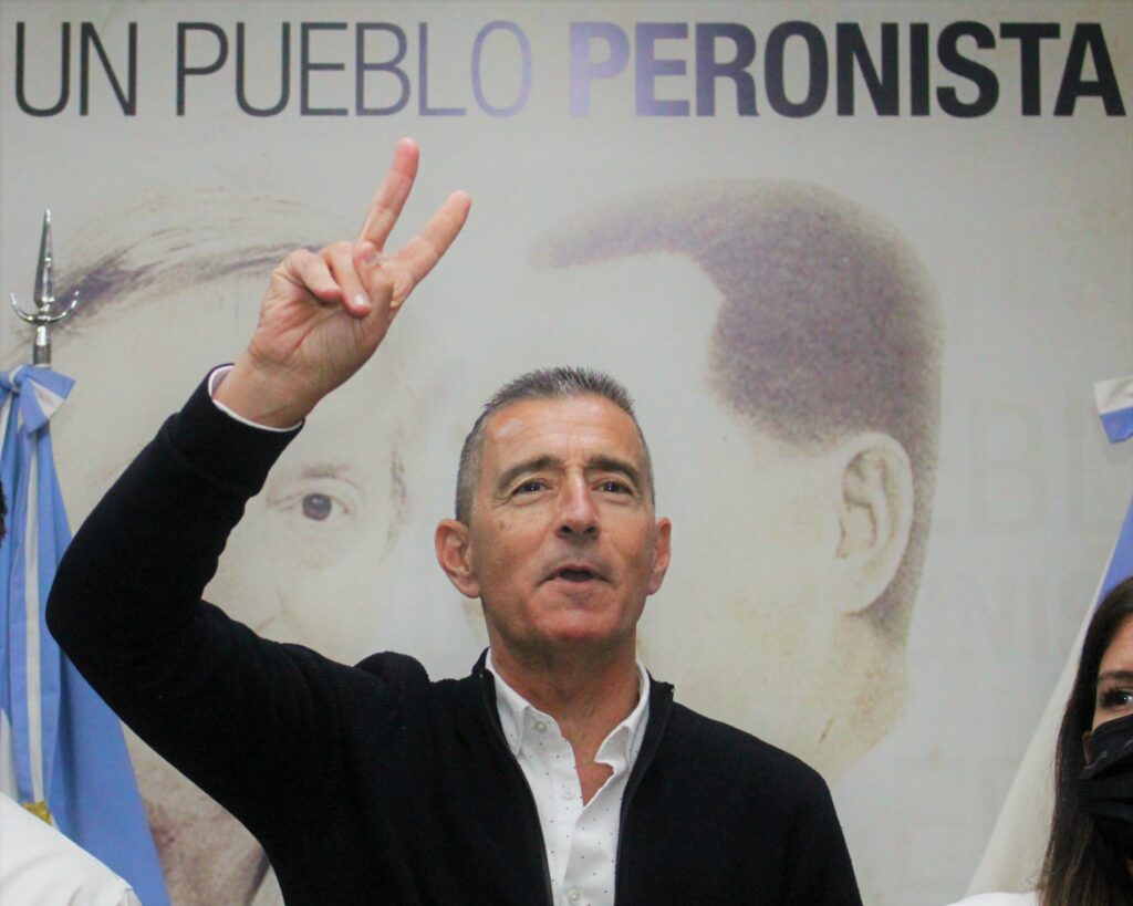 Esperando las noticias de este señor..jpg